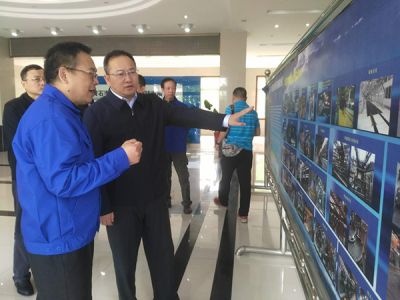 黃石市委副書記、市長吳錦，市政府黨組成員、辦公室主任張育英在下陸區區長郭波的陪同下蒞臨公司調研